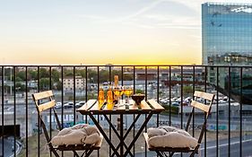 Stylish & Cozy - 5 Star Location- Balcony - City View